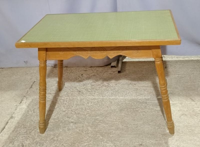 Mesa Baja de Madera con Tapa Cerámica Verde y Patas Torneadas