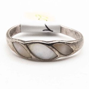 Anillo de Plata con Nácar y Detalle - imagen 1