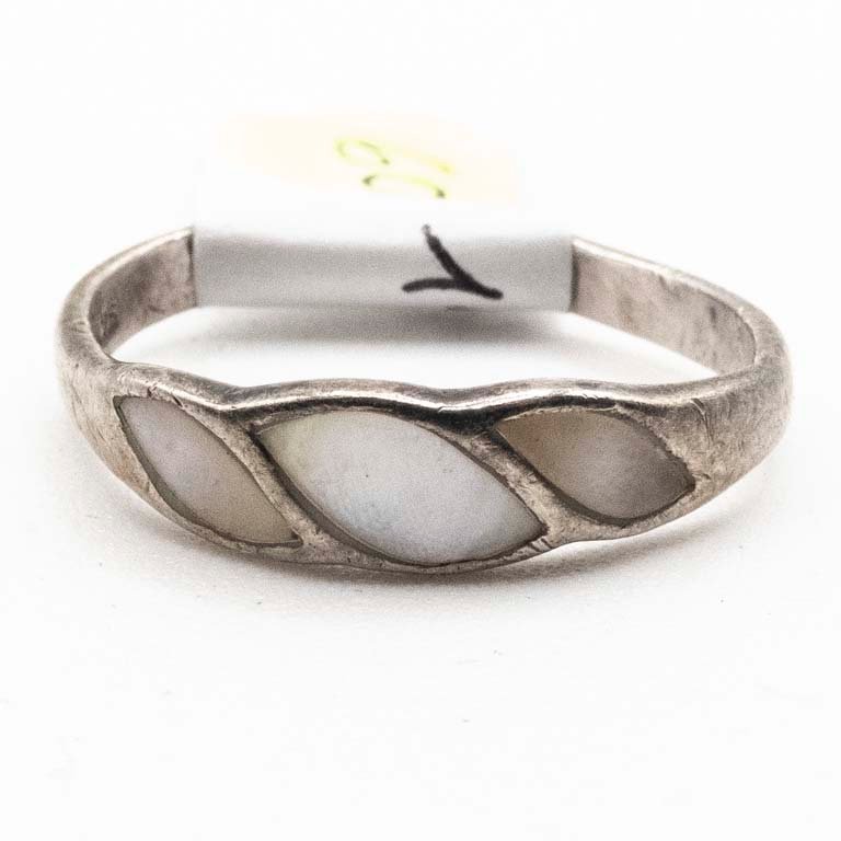 Anillo de Plata con Nácar y Detalle