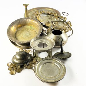 Lote siguiente: Lote de Centros de Mesa, Bandeja y Adornos Colgantes en Metal Plateado