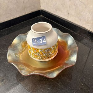 Lote siguiente: Centro de Mesa de Vidrio Iridescente y Jarrón de Porcelana con Diseño Floral