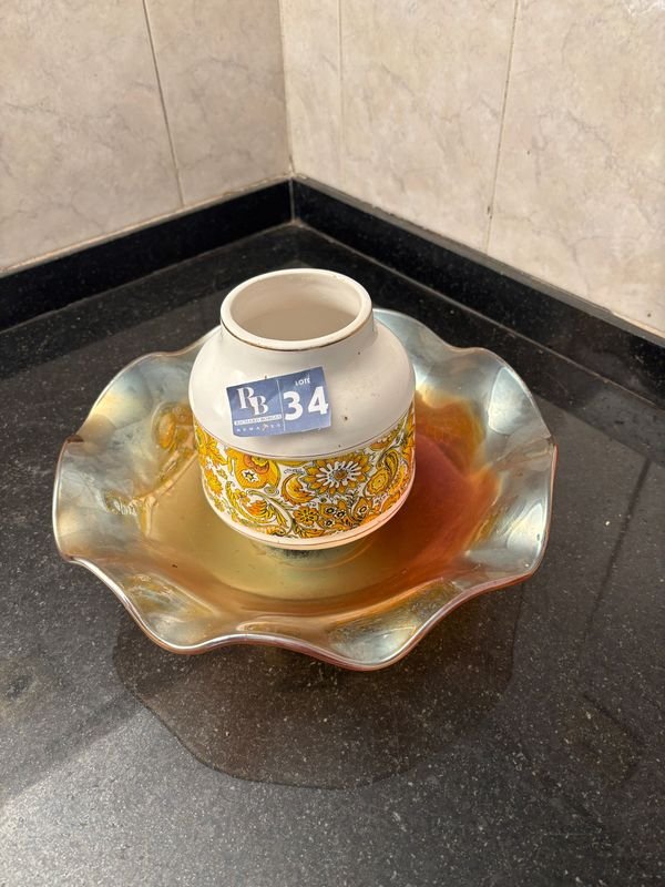 Centro de Mesa de Vidrio Iridescente y Jarrón de Porcelana con Diseño Floral