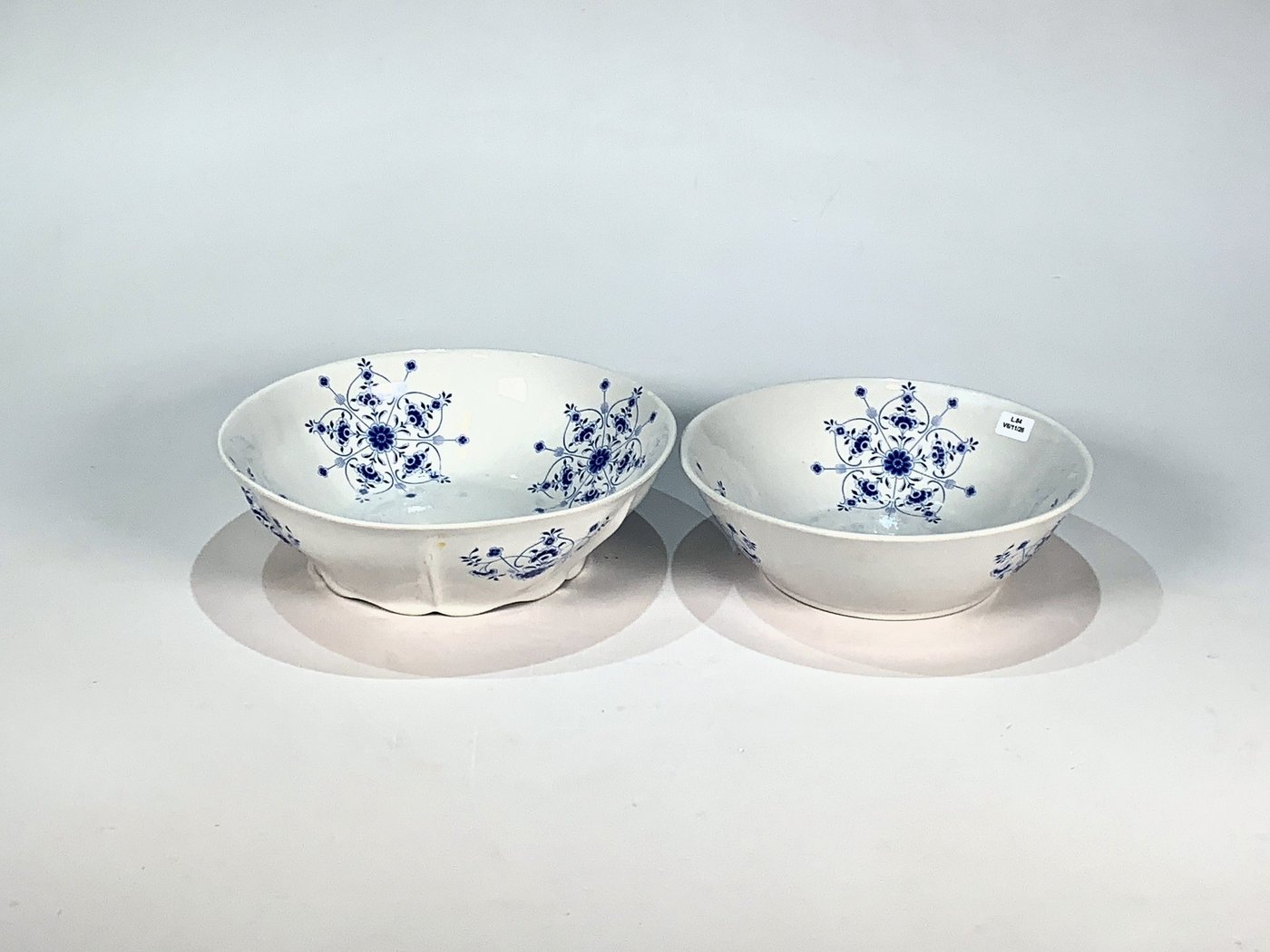 Dos Ensaladeras de Losa Blanca con Flores Azules - Industria Uruguaya