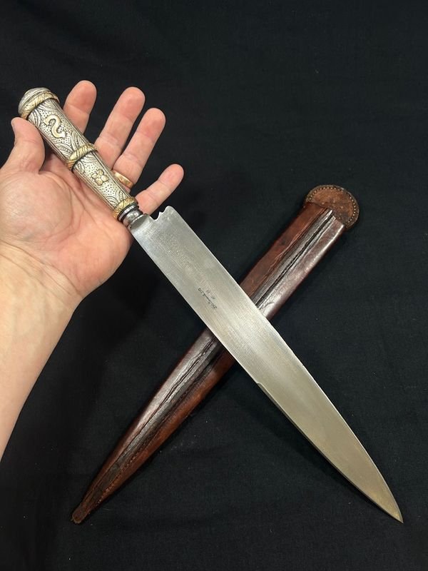 Cuchillo Sarandi 250: Un cuchillo de plata y oro centenario