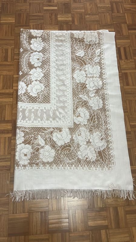 Mantel de lencería con flores y encaje