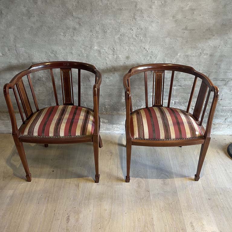 Lote siguiente: Dos butacas inglesas de diseño medio punto en madera de maple con asientos tapizados