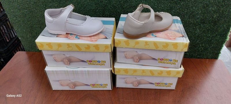 Lote siguiente: Zapatillas de Niño con Cordones y Diseño Embajador