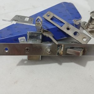 Lote de Pomos, Cerraduras y Manijas para Puertas y Cajones - imagen 3