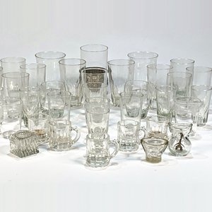 Lote de 32 Piezas de Vidrio Hialino: Vasos y Jarritas para Licor - imagen 2