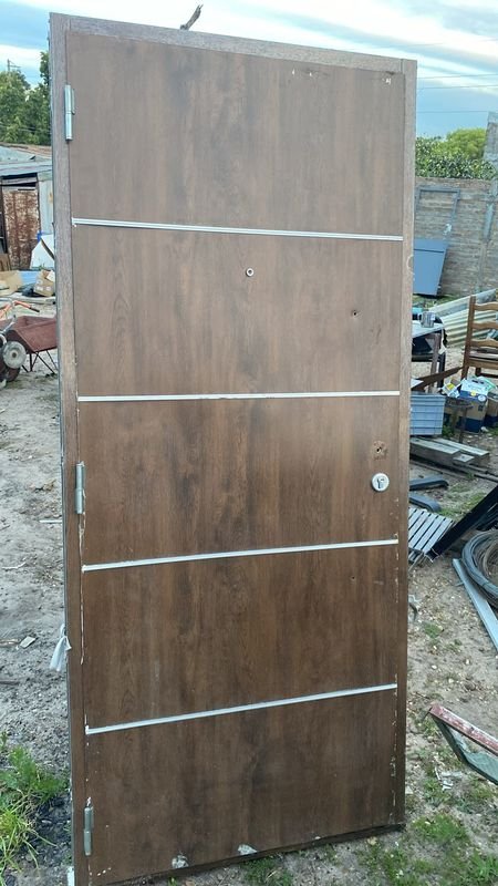 Puerta de Zaguán en Aluminio con Diseño Simil Madera