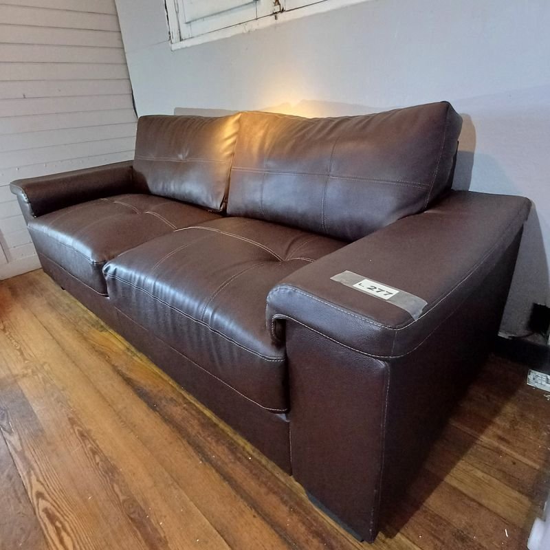 Sillón de 3 cuerpos en cuerina. Medidas: 2,08m x 86cm x 87cm de alto. - imagen 2