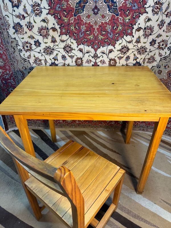 Mesa y silla en pino. Impecable estado! - imagen 2