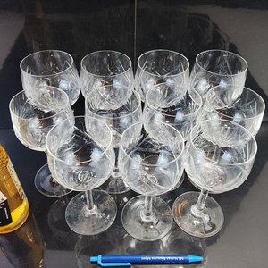 L 094 - Conjunto de copas de licor y de vino de vidrio tallado con diferentes motivos, ideales para vestir una mesa importante (Buen Estado) - imagen 4