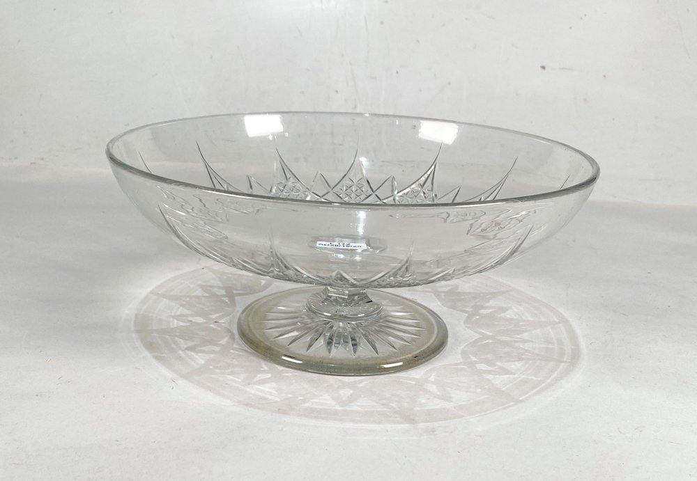 Plato Elevado de Cristal Tallado con Diseño Geométrico - 23 cm