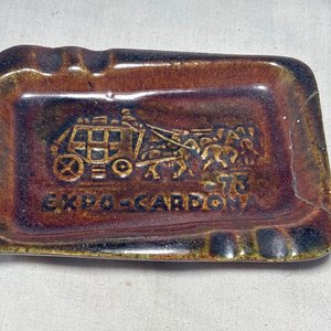 Conjunto de Ceniceros y Platos Pequeños de Porcelana y Metal - imagen 6