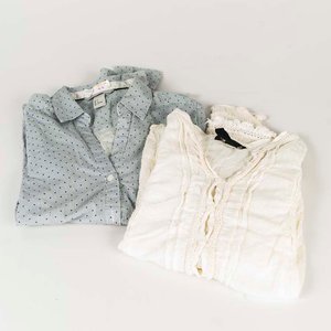 Par de Blusas H&M: Celeste Talle EU 34 y Marfil Talle EU 36 - imagen 1
