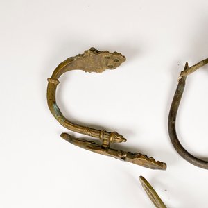 Lote de 5 piezas de bronce: canilla, perchero, picaporte y spots - imagen 3