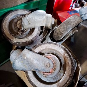 Lote de 12 Ruedas de Goma para Carros y Muebles - imagen 2