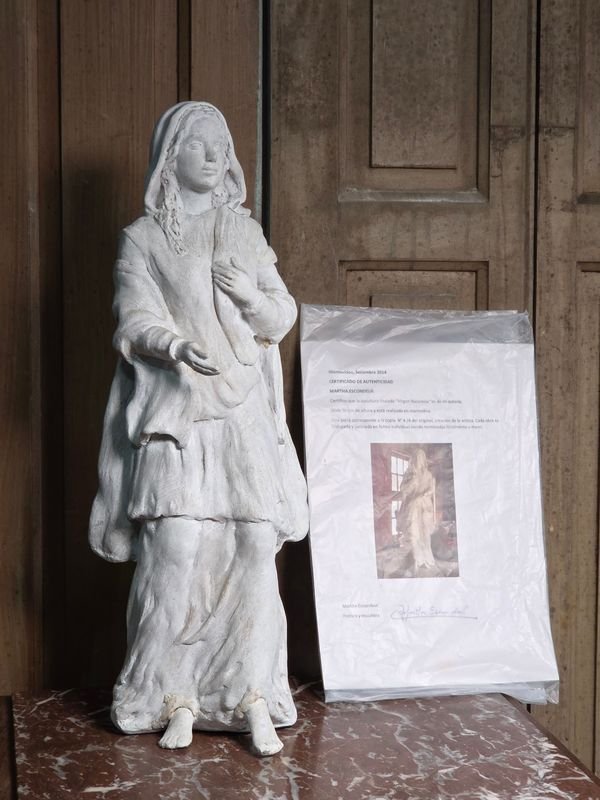Escultura Virgen de Nazaret por Martha Escondeus en Marmolina Pintada - Edición Limitada