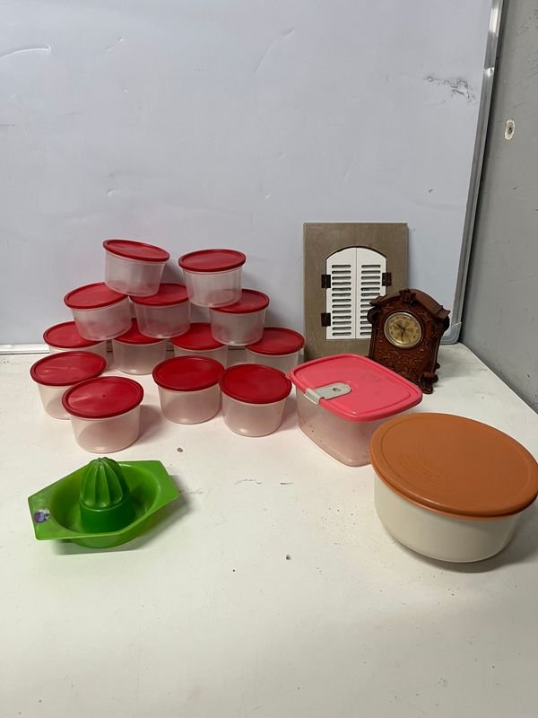 Lote de 18 piezas: Tupperware, exprimidor, reloj y portarretrato