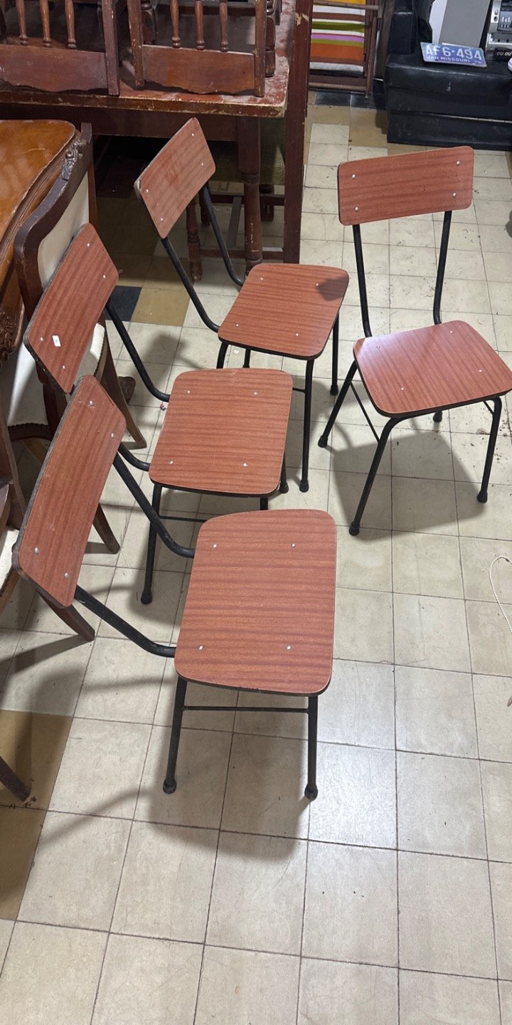 Juego de 4 Sillas Metálicas con Asiento y Respaldo de Madera