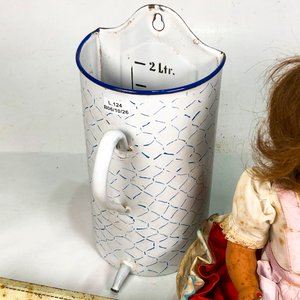 Muñeca Antigua, Jarra Esmaltada y Lata Vintage de Colección - imagen 5