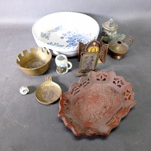 Lote de 9 piezas: Bowl de cerámica, centro de madera, encendedor y objetos de bronce - imagen 1