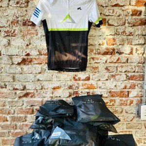 Lote siguiente: Maillot y Culotte de Ciclismo Mauna con Bolsas