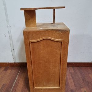 Lote siguiente: Mueble Auxiliar de Madera con Puerta y Estantes