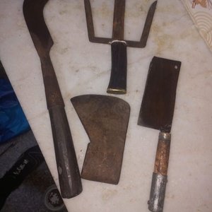Lote de Herramientas Antiguas de Campo: Hacha, Cuchillo y Hoces - imagen 2