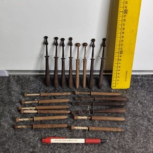 Lote siguiente: Lote de 20 Bolillos Antiguos de Madera para Encaje y Hilo