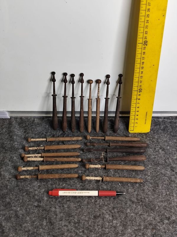 Lote de 20 Bolillos Antiguos de Madera para Encaje y Hilo