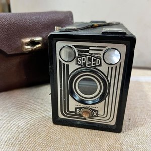 Lote anterior: Cámara Fotográfica Antigua "Speed Box" Made in Germany con Estuche