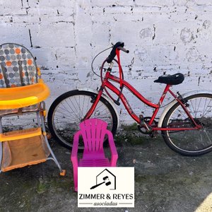 Bicicleta Roja, Silla de Bebé y Silla Plástica - imagen 3