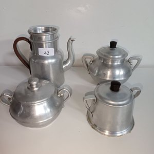 Lote anterior: Juego de Cafeteras y Azucareros de Aluminio