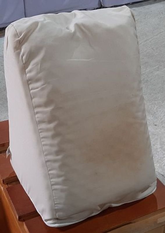 Respaldo Ortopédico Triangular Beige para Cama o Sofá - imagen 1