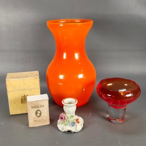 Lote de 5 piezas: Frascos de perfume, candelabro de porcelana, despojador y florero naranja - imagen 2