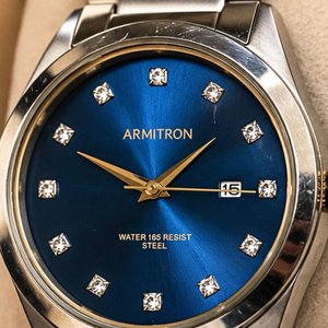 Reloj Armitron Elegante Esfera Azul Zafiro con Índices Brillantes y Detalles Dorados - imagen 4