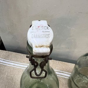 Par de Botellas Antiguas de Vidrio Verdoso con Cierre Cerámico - imagen 3