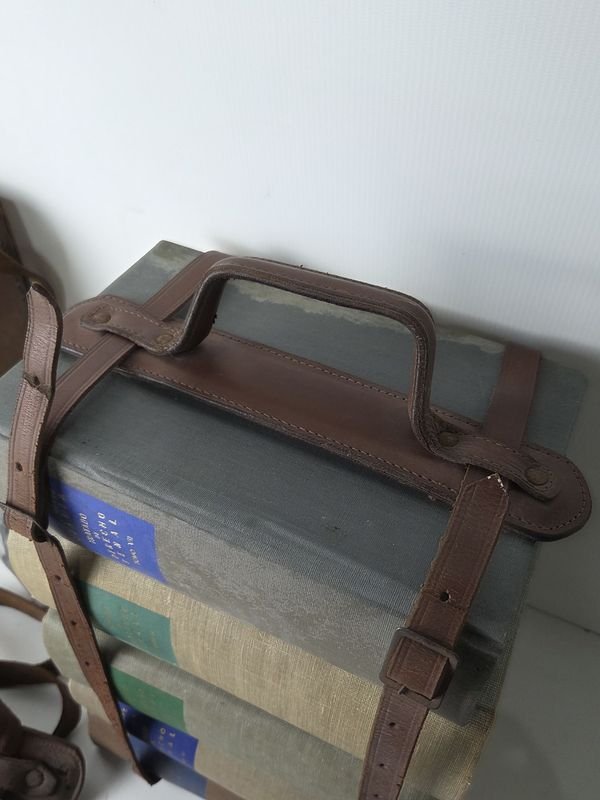 Correas de cuero para libros y estuche en cuero - imagen 3
