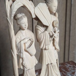 Par de Figuras de Marfil Estilo Oriental con Sellos - imagen 4