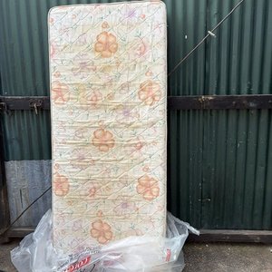 Lote siguiente: Colchón de 1 plaza con estampado floral