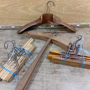 Lote de Perchas Vintage de Madera: Para Pantalones, Chaquetas y Perramus - imagen 2