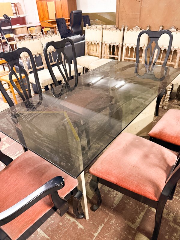 Juego de Comedor con Mesa de Vidrio y Sillas Tapizadas