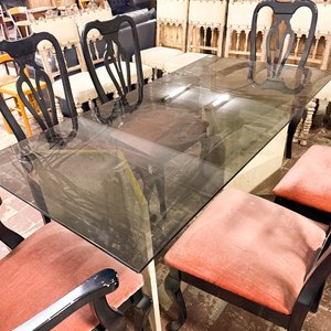 Juego de Comedor con Mesa de Vidrio y Sillas Tapizadas - imagen 1
