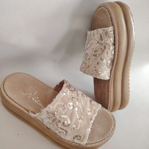Sandalias Doradas con Lentejuelas y Plataforma Talle 35 - imagen 3