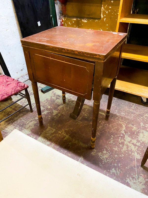 Mueble Antiguo de Madera con Cajón Deslizante