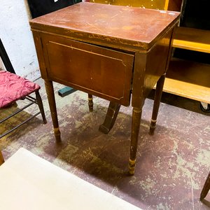 Lote anterior: Mueble Antiguo de Madera con Cajón Deslizante