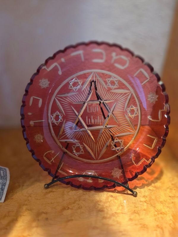 Lote siguiente: Plato en cristal tallado con estrella de David central