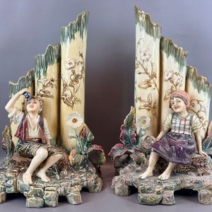 Par de Mayólicas Austriacas con Figuras Infantiles, Estilo Rústico - imagen 2